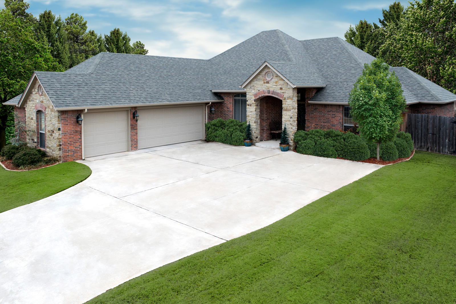 Florida home with Legacy Scotchgard Weathered Wood roof