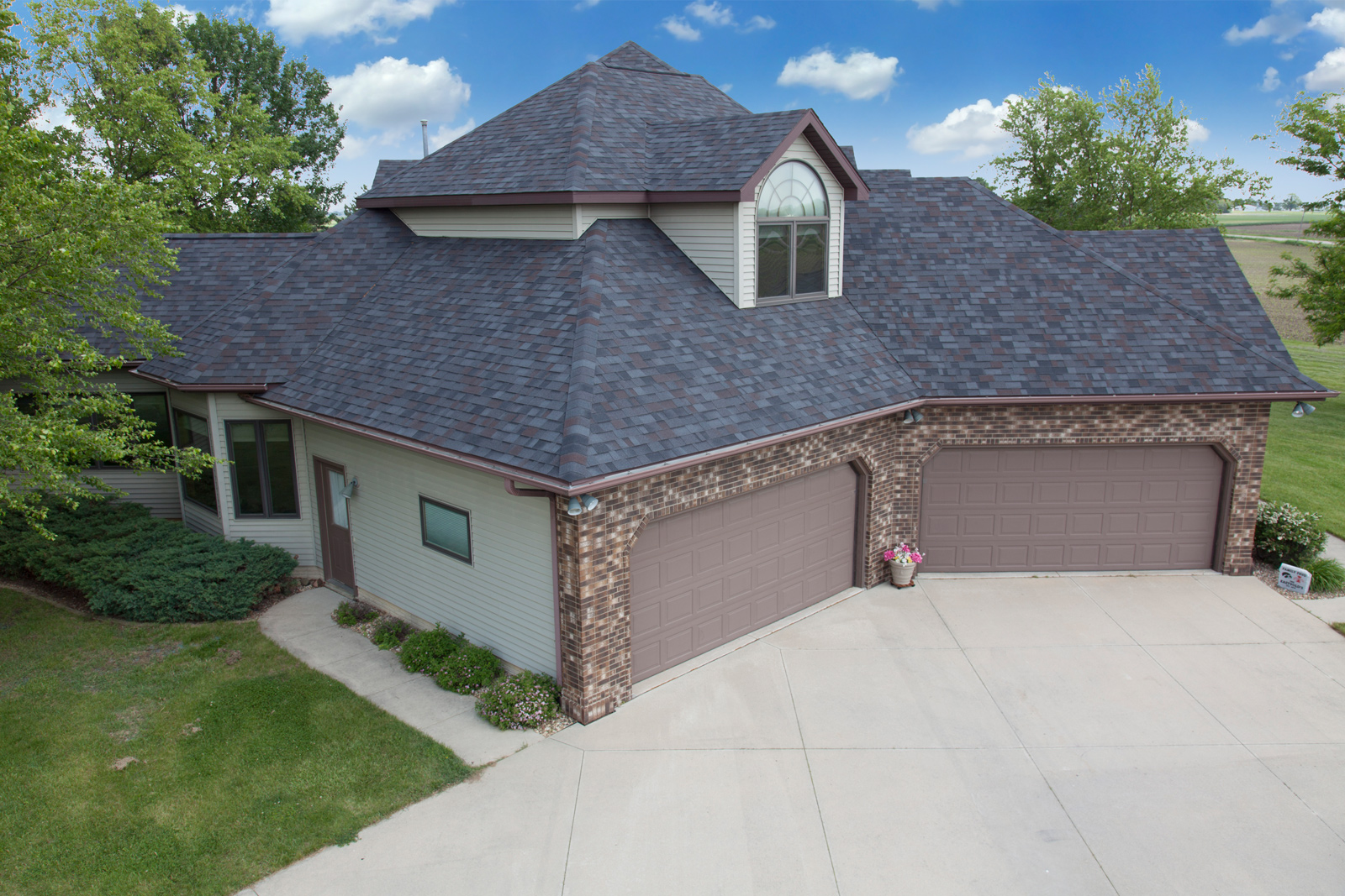 Florida home with Vista AR Black Oak roof