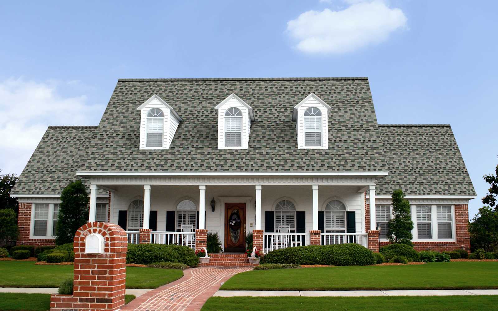 Florida home with Duration Designer Evergreen Mist roof