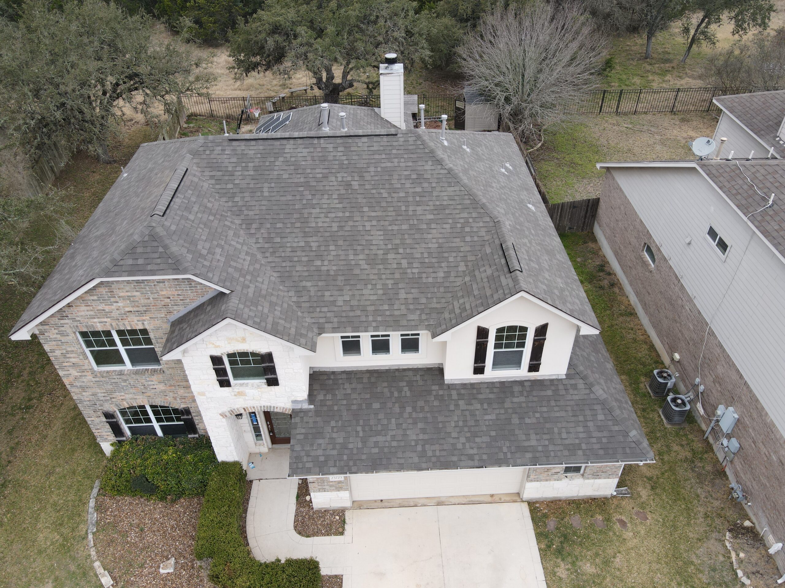 Florida home with Oakridge Driftwood roof